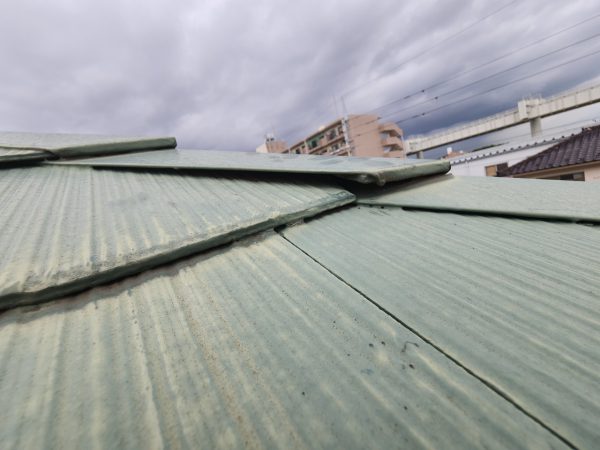 千葉市にて屋根修理〈ひび割れ・浮きが発生したスレート屋根をヒランビーへカバー工法〉+外壁塗装の施工前写真