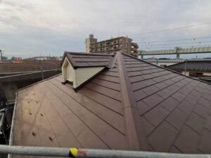 千葉市にて屋根修理〈ひび割れ・浮きが発生したスレート屋根をヒランビーへカバー工法〉+外壁塗装