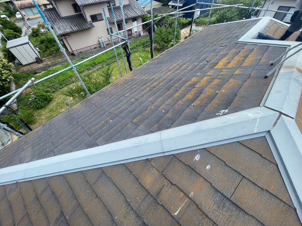 千葉市にて屋根修理〈全体劣化した築30年スレート屋根をシルキーでカバー工法〉+外壁塗装の施工前写真