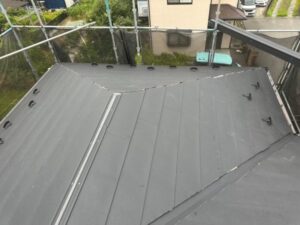 千葉市にて屋根修理〈全体劣化した築30年スレート屋根をシルキーでカバー工法〉+外壁塗装