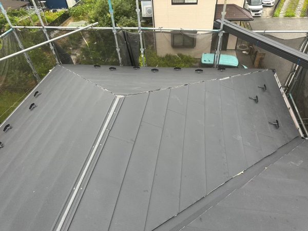千葉市にて屋根修理〈全体劣化した築30年スレート屋根をシルキーでカバー工法〉+外壁塗装の施工後写真