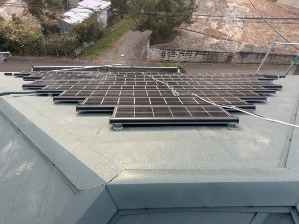 千葉市で築35年住宅の屋根修理〈ソーラーパネル脱着を伴うスーパーガルテクトへのカバー工法〉の施工後写真