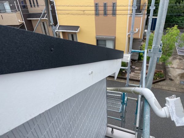 千葉市にて強風で飛散した雨樋交換の施工前写真
