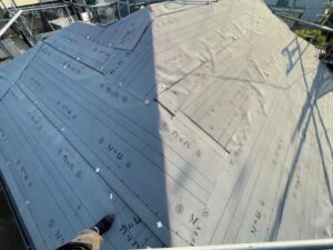 屋根の防水シート（ルーフィング）とは？役割と劣化サイン、放置リスクまで解説